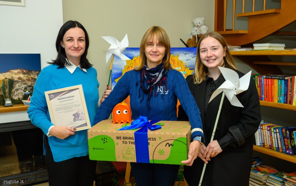 Arbatos puodelis su ilgamečiais rėmėjais